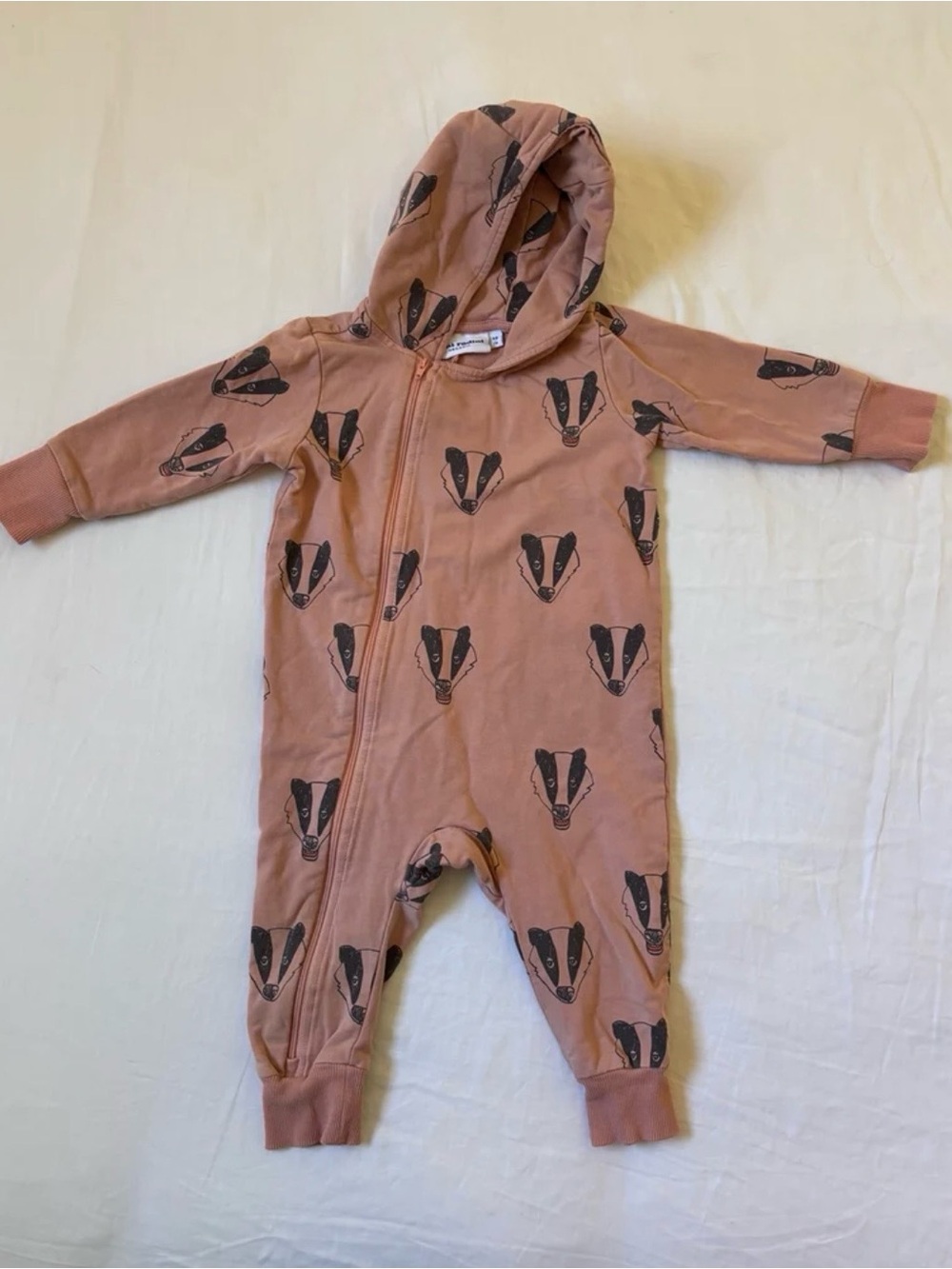 Mini Rodini Hooded Kids One-Piece Bodysuit in Dusty Rose with Badger Motif
